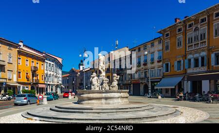 Vista di Piazza Vittoria (Piazza della Vittoria), la piazza centrale di Gorizia con la fontana di Nettuno e edifici colorati sulla giornata di sole, Italia Foto Stock