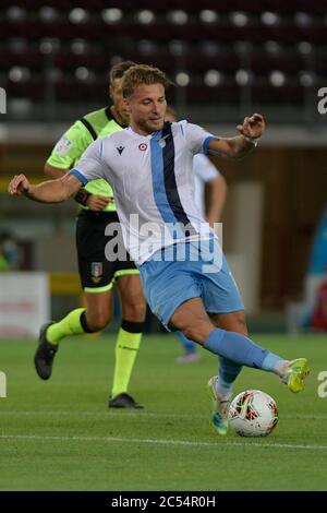 30 giugno 2020; Stadio Olimpico Grande Torino, Torino, Piemonte, Italia; Serie A Football, Torino contro Lazio; Cirò immobile del Lazio controlla il pallone in chiusura Foto Stock