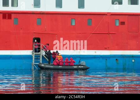 Gli ospiti ritornano alla nave G Expedition a charlotte Bay Antartide Foto Stock