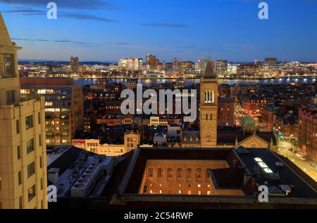 La vista notturna del quartiere di Back Bay con il campanile della Chiesa del Sud Vecchia e la Biblioteca pubblica di Boston in primo piano e Charles River e Cambridge in background.Boston.Massachusetts.USA Foto Stock