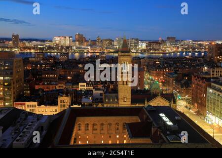 La vista notturna del quartiere di Back Bay con il campanile della Chiesa del Sud Vecchia e la Biblioteca pubblica di Boston in primo piano e Charles River e Cambridge in background.Boston.Massach Foto Stock