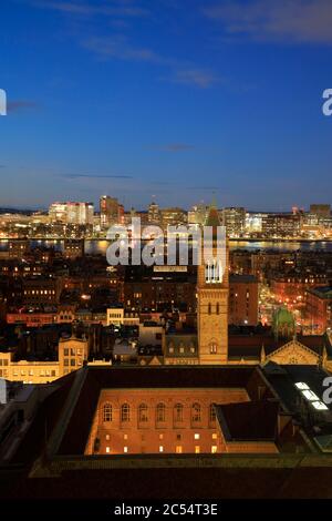 La vista notturna del quartiere di Back Bay con il campanile della Chiesa del Sud Vecchia e la Biblioteca pubblica di Boston in primo piano e Charles River e Cambridge in background.Boston.Massach Foto Stock