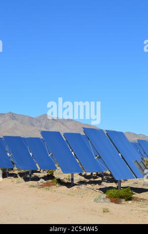 Il sistema di generazione elettrica solare Ivanpah è un impianto solare termico concentrato nel deserto di Mojave. Si trova alla base di Clark Mountain i. Foto Stock