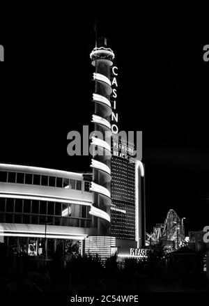 Art Deco, edificio del casinò in Pleasure Beach, Blackpool, luci, illuminato, mare, retrò, vintage, elegante, sofisticato, ingresso, ristorante Foto Stock