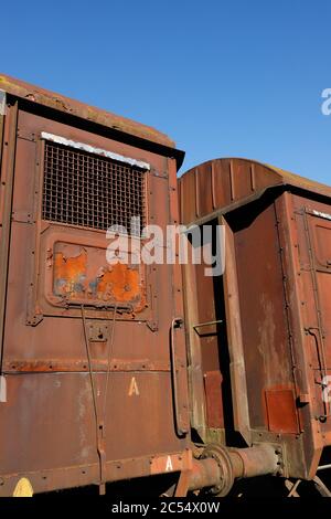 Vista ravvicinata dei vagoni ferroviari europei. Foto Stock
