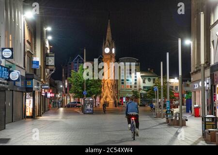 Un ciclista nel centro di Leicester alla vigilia del suo secondo blocco. Foto Stock