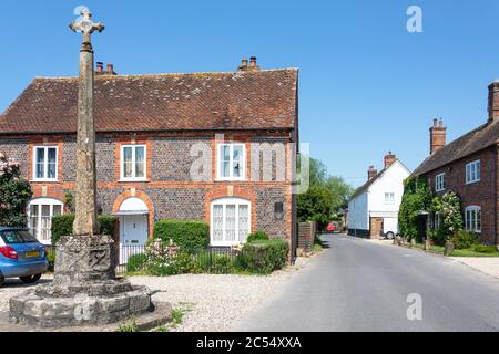 XV secolo St Antolin's Cross nel centro del villaggio, Newbury Road, Eastbury, Berkshire, Inghilterra, Regno Unito Foto Stock