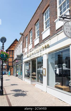 Negozi a Market Square, Wantage, Oxfordshire, Inghilterra, Regno Unito Foto Stock