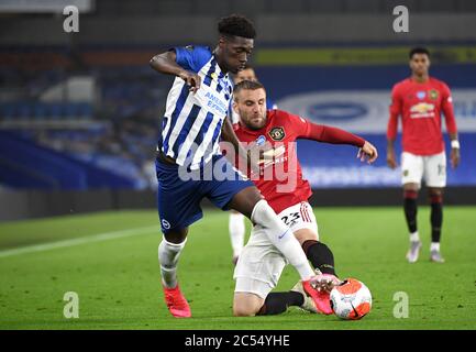 Luke Shaw (a destra) di Manchester United affronta Brighton e Hove Albion's Yves Bissouma durante la partita della Premier League all'AMEX Stadium di Brighton. Foto Stock