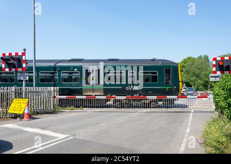 Treno GWR che passa al livello di Kintbury Station Crossing, Station Road, Kintbury, Berkshire, Inghilterra, Regno Unito Foto Stock
