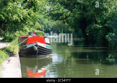 Canal boat su Kennett e Avon Canal, Kintbury, Berkshire, Inghilterra, Regno Unito Foto Stock