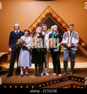 Hans-Joachim Stuck, Ute König, Gitte Haenning, Barbara Valentin und Friedhelm Zindler zu Gast bei Die Pyramide, moderiert von Dieter Thomas Heck, 1981. Hans-Joachim Stuck, Ute König, Gitte Haenning, Barbara Valentin e Friedhelm Zindler come ospiti di Die Pyramide, ospitati da Dieter Thomas Heck, 1981. Foto Stock