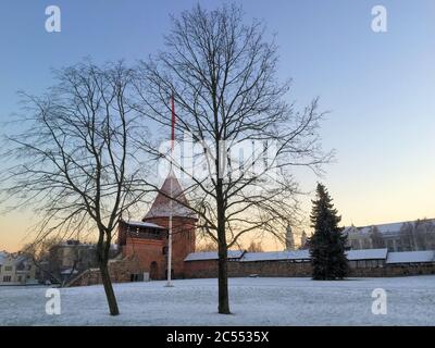 Torre dal castello di Kaunas in una bella e molto fredda giornata invernale Foto Stock