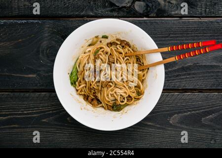 DaN Dan cinese Noodles. DaN Dan Noodles è un piatto piccante di cucina Szechuan comunemente trovato in cinese Street food. Gli ingredienti includono spessi spessi spaghetti di riso Foto Stock