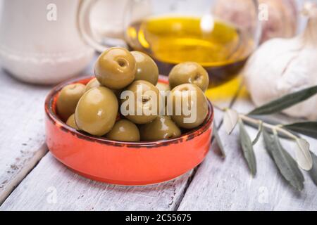 Olive in sottaceto pronte da mangiare, cibo sano usato nella cucina mediterranea Foto Stock