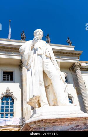 Hermann-von-Helmholtz, statua, Università Humboldt, facciata, Mitte, Berlino, Germania Foto Stock