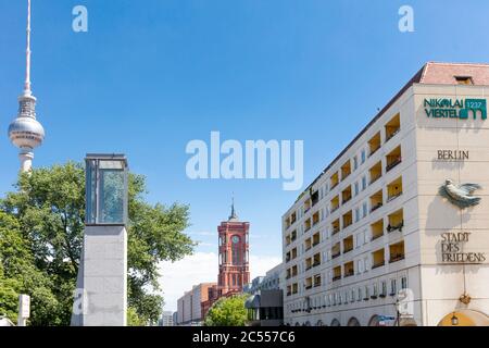 Radio Tower, Rotes Rathaus, Nikolaiviertel, estate, il centro storico di Berlino, Berlino, Germania Foto Stock