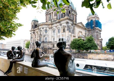 Tre ragazze e un ragazzo, gruppo di figure, figure di bronzo, monumento, Museo Bode, fiume, Sprea, Berlino, Foto Stock