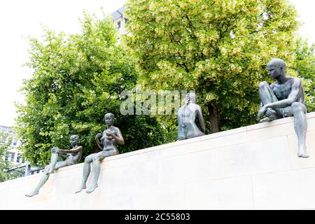 Tre ragazze e un ragazzo, gruppo di figure, figure di bronzo, memoriale, Berlino, Germania Foto Stock