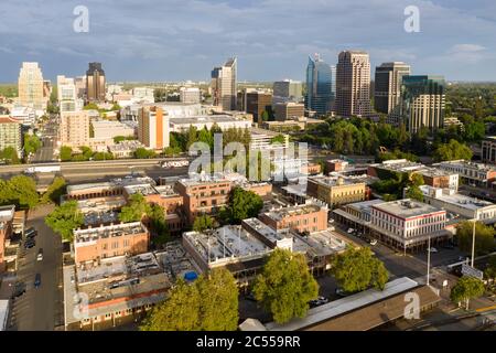 Vista aerea dello skyline del centro di Sacramento e della storica Città Vecchia sottostante Foto Stock