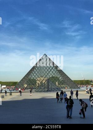 Piramide di vetro al Louvre nel centro di Parigi Foto Stock