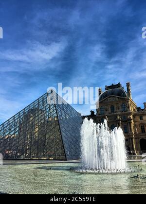 Piramide di vetro al Louvre nel centro di Parigi Foto Stock