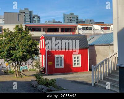 Piccola casa rossa nel centro della città di Reykjavik Foto Stock