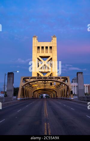 Vista del tramonto con cielo rosa e il ponte della Torre dorata nel centro di Sacramento Foto Stock