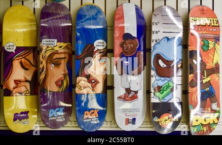 FRESNO, STATI UNITI - 08 giu 2020: Popolare Bright Colorful Graphic Art a tema fumetti / cartoni animati su Skateboards Foto Stock