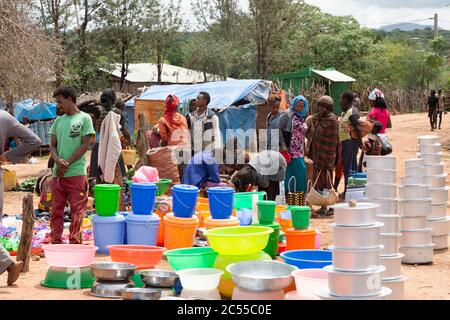 Indigeni locali, minoranze etniche di diverse tribù al mercato di Dimeka, Valle di Omo, Etiopia. Foto Stock