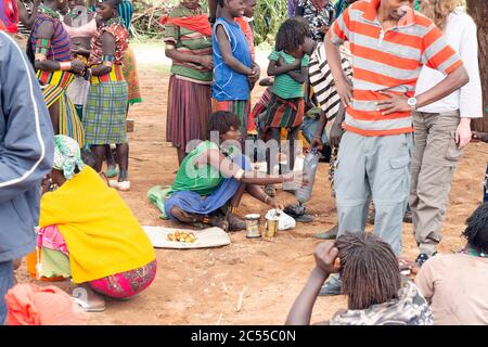 Indigeni locali, minoranze etniche di diverse tribù al mercato di Dimeka, Valle di Omo, Etiopia. Foto Stock