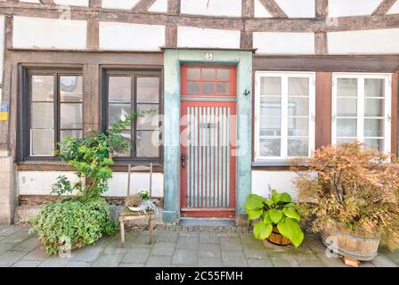 Magniviertel, facciata casa, porta anteriore, finestra, composizione fiori, Braunschweig, bassa Sassonia, Germania, Europa Foto Stock