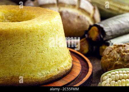 Tavolo con torta di farina di mais, bruna (bruninha o broa), dolci tipici brasiliani. Cucina tradizionale dello stato di minas gerais e são paulo. Foto Stock