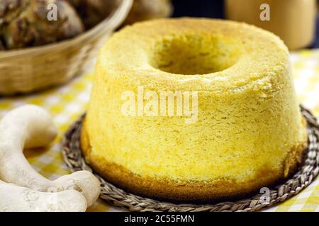 Tavolo con dolci tipici brasiliani, pane, farina di mais e torta di mais. Tavolo con dolci tipici dello stato di minas gerais in festa juninas Foto Stock