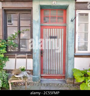 Magniviertel, facciata casa, porta anteriore, finestra, composizione fiori, Braunschweig, bassa Sassonia, Germania, Europa Foto Stock