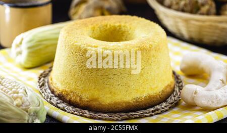 Tavolo con dolci tipici brasiliani, pane, farina di mais e torta di mais. Tavolo con dolci tipici dello stato di minas gerais in festa juninas Foto Stock