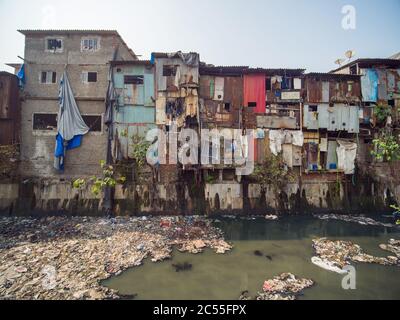 Poveri e impoveriti quartieri degradati di Dharavi nella città di Mumbai. Foto Stock