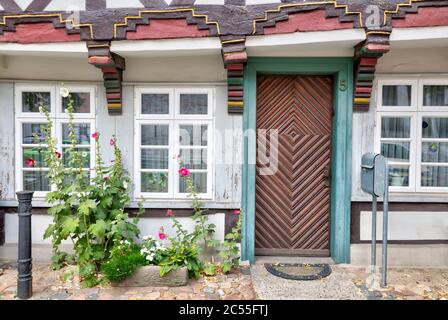 Magniviertel, facciata casa, porta anteriore, finestra, composizione fiori, Braunschweig, bassa Sassonia, Germania, Europa Foto Stock