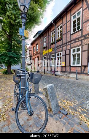 Magniviertel, facciata casa, ciottoli, decorazioni floreali, bicicletta, Braunschweig, bassa Sassonia, Germania, Europa Foto Stock