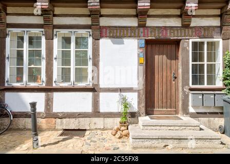 Magniviertel, facciata casa, porta anteriore, finestra, composizione fiori, Braunschweig, bassa Sassonia, Germania, Europa Foto Stock