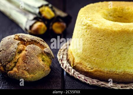 Tavolo con dolci tipici brasiliani, pane, farina di mais e torta di mais. Tavolo con dolci tipici dello stato di minas gerais in festa juninas Foto Stock