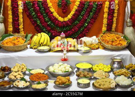 Beawar, Rajasthan, India, 30 giugno 2020: 'Chappan Bhog' circa 56 varietà di cibo offerte di fronte all'idolo di Lord Krishna durante il festival Rath Yatra, in mezzo alla pandemia di coronavirus a Beawar. Credit: Sumit Saraswat/Alamy Live News Foto Stock