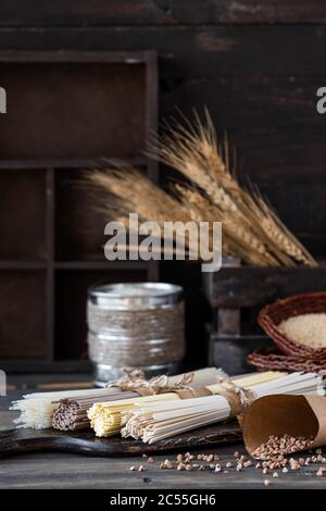 Un assortimento di glutine di grano saraceno, uovo e riso tagliatelle. Foto Stock
