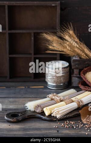 Un assortimento di glutine di grano saraceno, uovo e riso tagliatelle. Foto Stock