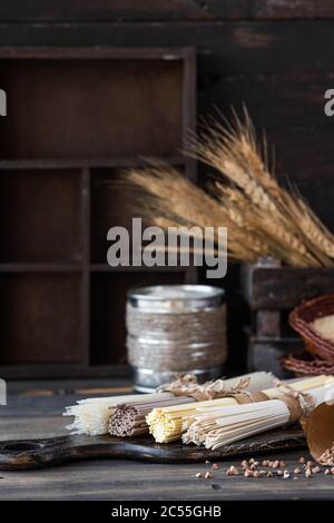Un assortimento di glutine di grano saraceno, uovo e riso tagliatelle. Foto Stock