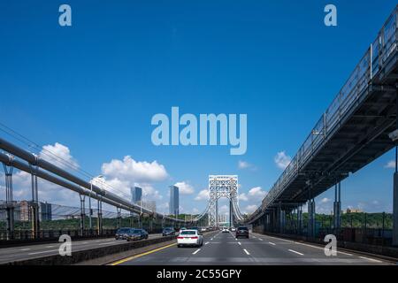 New York, USA, 28 giugno 2020. I veicoli attraversano il ponte superiore del George Washington che collega New York City con il New Jersey Foto Stock