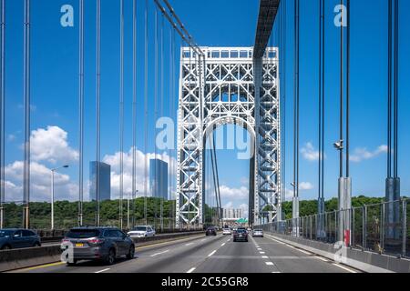 New York, USA, 28 giugno 2020. I veicoli attraversano il ponte superiore del George Washington che collega New York City con il New Jersey Foto Stock