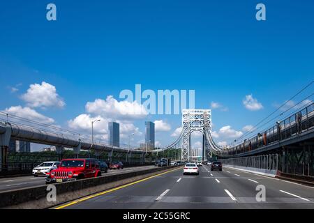 New York, USA, 28 giugno 2020. I veicoli attraversano il ponte superiore del George Washington che collega New York City con il New Jersey Foto Stock