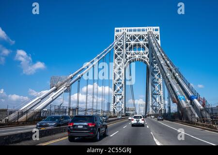 New York, USA, 28 giugno 2020. I veicoli attraversano il ponte superiore del George Washington che collega New York City con il New Jersey Foto Stock