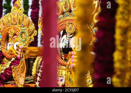 Beawar, Rajasthan, India, 30 giugno 2020: Idol di Lord Jagannath (R) e la Dea Sukhadra (L) decorati durante il festival Rath Yatra, in mezzo alla pandemia di coronavirus a Beawar. Credit: Sumit Saraswat/Alamy Live News Foto Stock